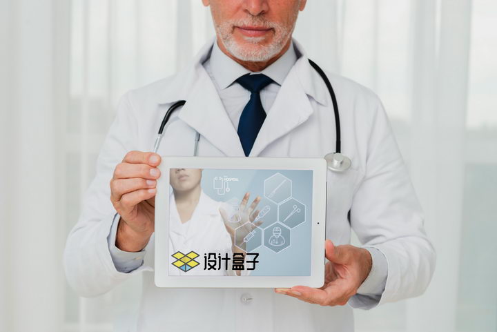 男医生双手托着为你展示平板电脑界面样机PSD图片模板 样机-第1张