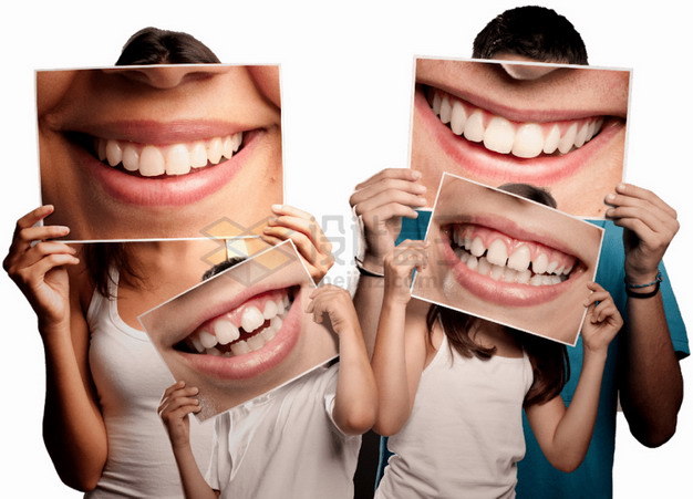 幸福一家四口拿着微笑嘴巴照片遮住自己的脸国际家庭日png图片素材 人物素材-第1张