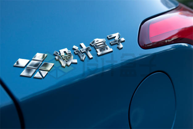 蓝色汽车上的镀铬LOGO标志样机9560772PSD图片素材 样机-第1张