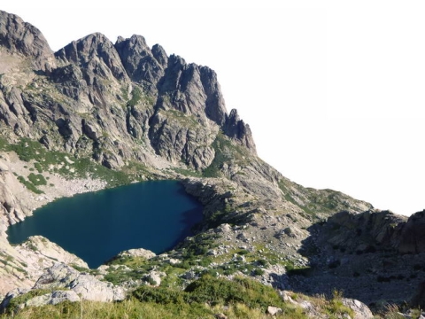高山湖泊和周围的山峰9758375png免抠图片素材