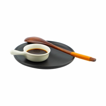 黑色盘子上的一碟酱油调味品和木头勺子288743png图片免抠素材