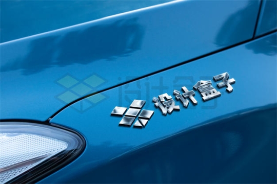 蓝色汽车上的镀铬LOGO标志样机3568983PSD图片素材