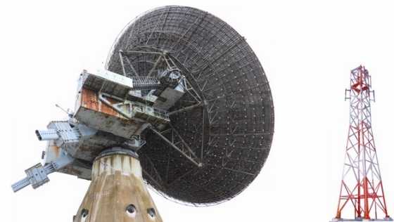 巨大的卫星地面站天线和无线信号发射塔png图片素材